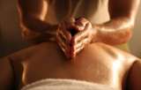 Bel homme srieux offre massage pour femmes