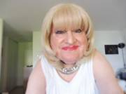 Homme travesti sur bordeaux