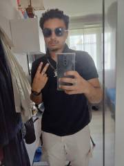 Jeune cherche une femme milf pour plan