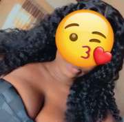 Jeune fille professionnelle du sexe à Dakar