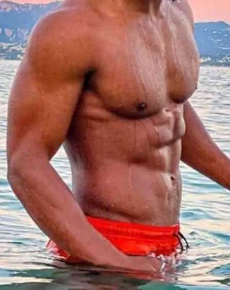Un jeune homme ecsort boy pour femme