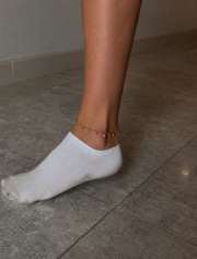 Chipie aux pieds tr�s sales et odorants