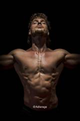 Massage par jeune homme muscl�