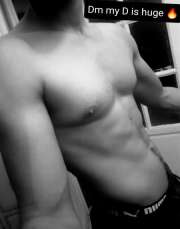 Jeune homme sportif et chaud