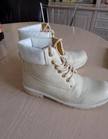 des paires de chaussures en bon �tat