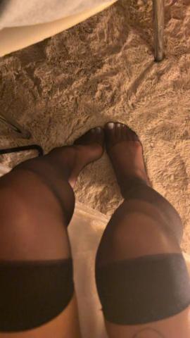 SOUMIS M�RITE-TU D��TRE � MES PIEDS?👑