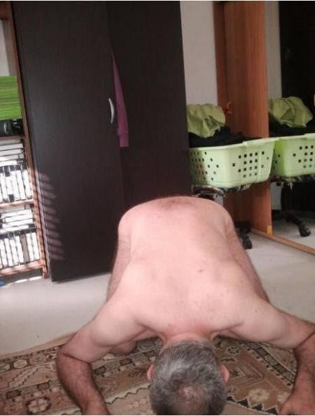 Trío muy joven buscando hombre para dominar, humillar y formar