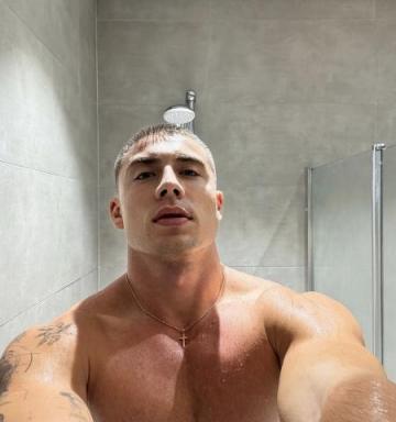 Jeune homme chaud pour rencontre