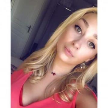 Femme blonde sexy disponible