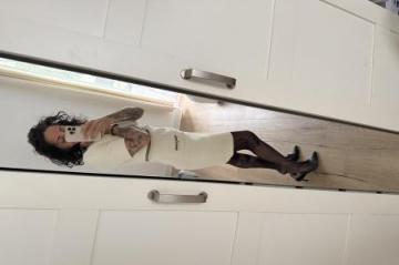 Femme �l�gante pour vous accompagner