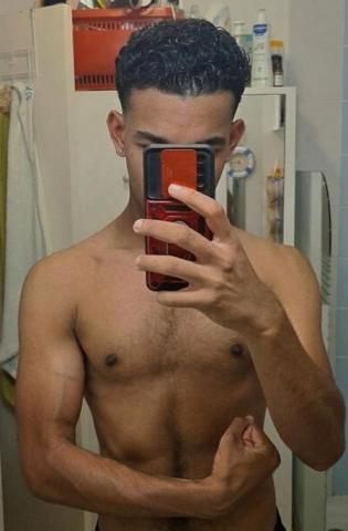 Jeune homme TBM de 19ans pour femme ou couple