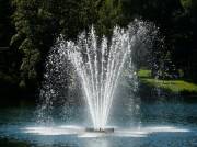 H respectueux pour regarder une femme fontaine