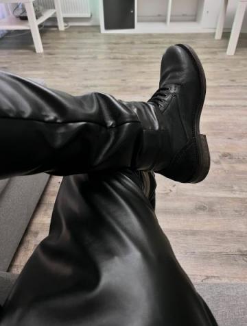 Jeune homme chaud dominant