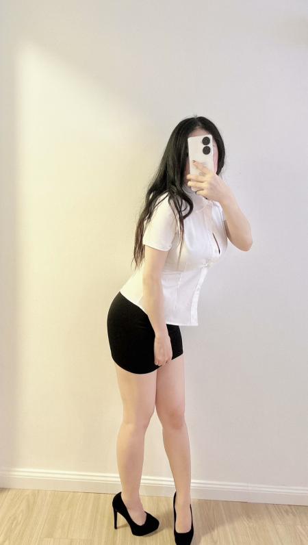 Nackter Massager einer schönen Asiatin