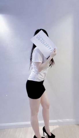 Massage nu d'une belle Asiatique