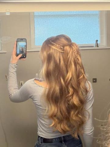 Jeune soumise cherchant un coiffeur 🤭