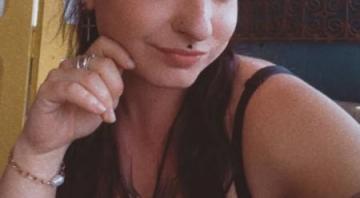 Petite brune tatou�e