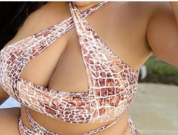 Mimi la douce poitrine XXL de passage dans votre r