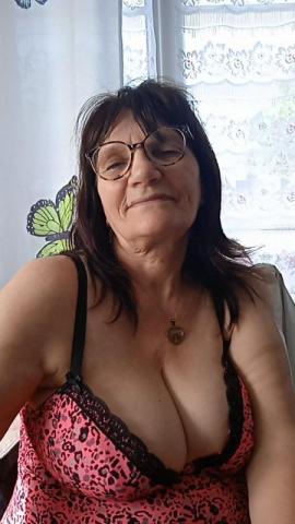 Femme forte poitrine sans lendemain