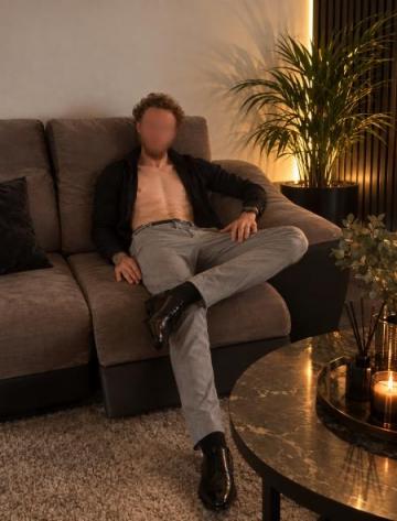 Jeune homme a votre service