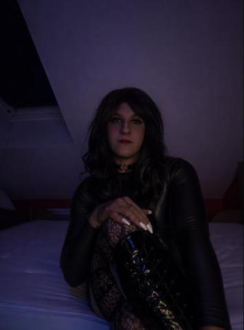 Jeune Trav sexy recherche homme mature actif sympa