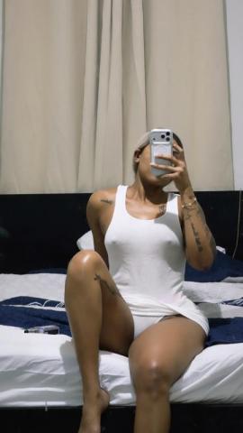 Je dios grande, bronz�e, tr�s belle, dominicaine