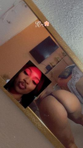 Femme sexy bonne et souriante