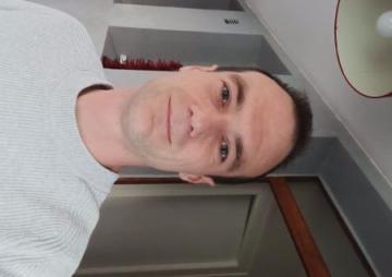 Homme mince disponible