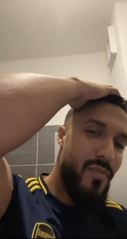 Jeune homme sur Oran h�tel de luxe re�oit