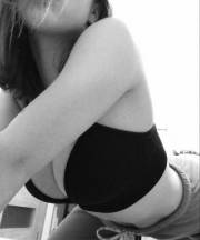 Jeune fille secr�te et instruite