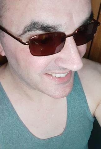 Discret - Je t'attends derri�re mon rideau perc�
