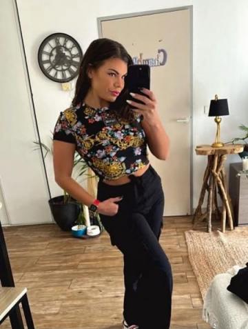 Charmante brune simple