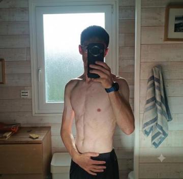 Jeune homme � la recherche d'une femme
