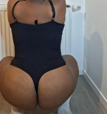 Petite metisse en chaleur