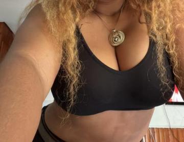 Femme jolie m�tisse kafrine avec des gros seins