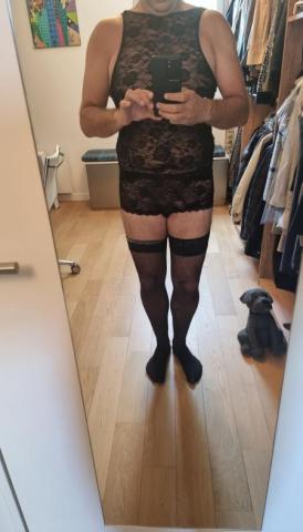 Homme 52 ans en lingerie re�oit
