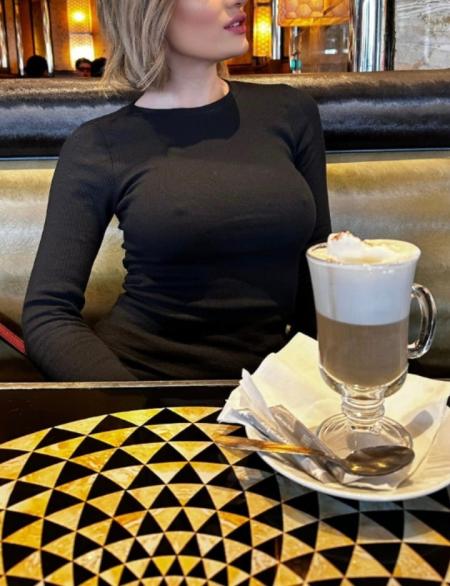 Mujer elegante lista para conocer rápidamente