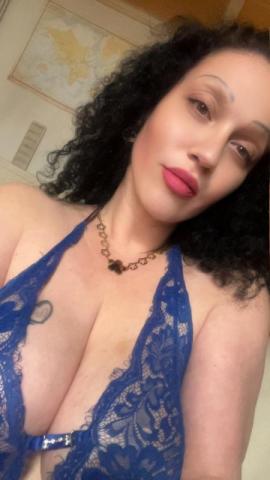 Carla Bonnita vends ses sousv�tements et champagne