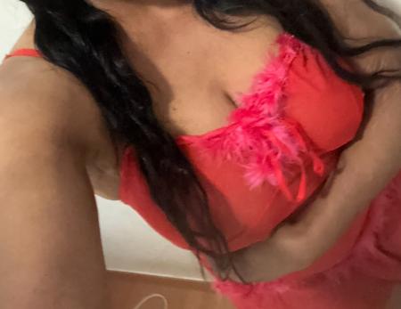 Jeune femme pour massage et moment érotique
